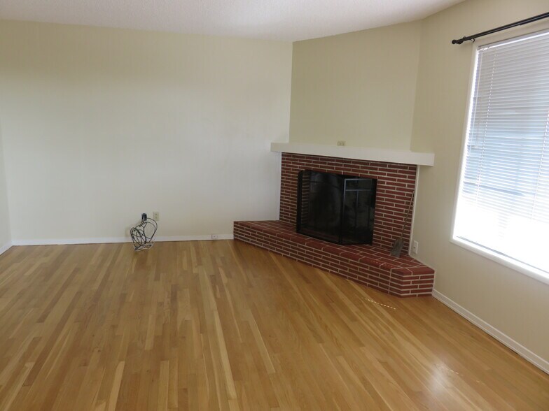 Building Photo - 1136 Larkspur Ln