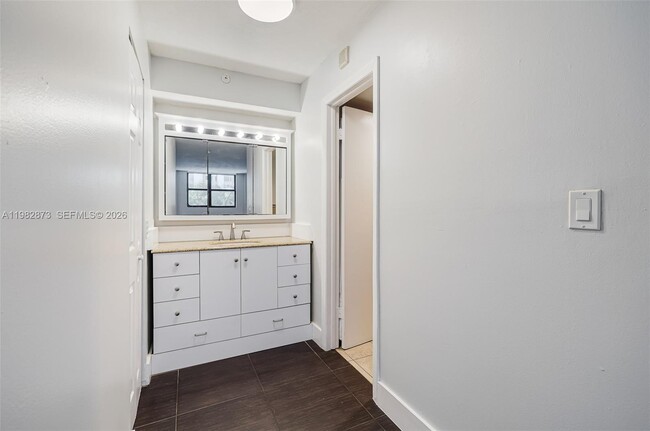 Building Photo - 555 NE 30th St