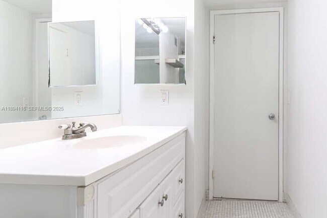 Building Photo - 1351 NE Miami Gardens Dr