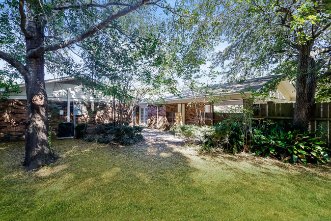 Building Photo - Corner Lot Brick Home in Jackson, MS