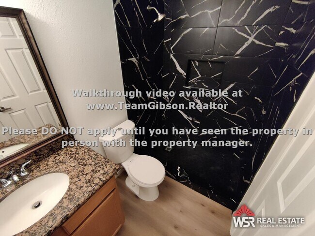 Building Photo - 1 Bedroom / 1 Bathroom Condo W/ garage