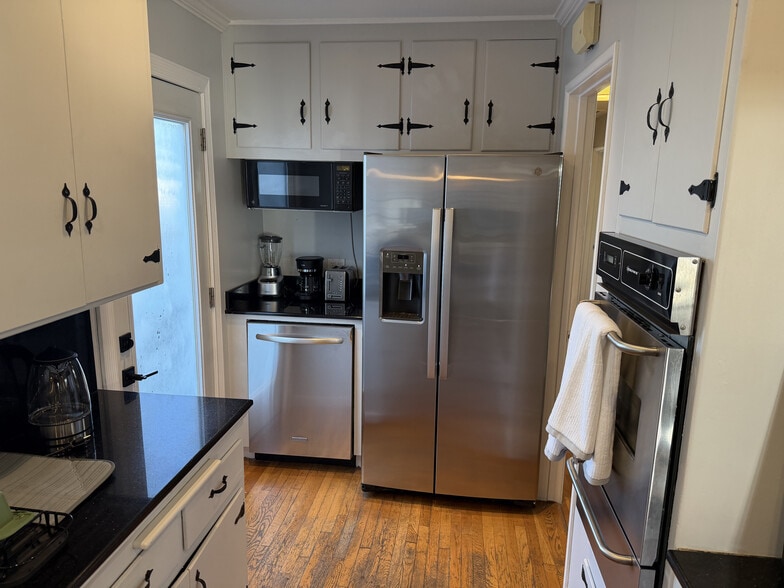 Building Photo - 1221 10th St