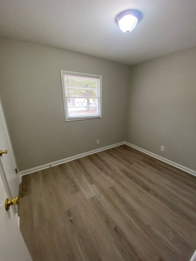 Building Photo - **ON HOLD**3 Bedroom / 1 Bathroom Home for...