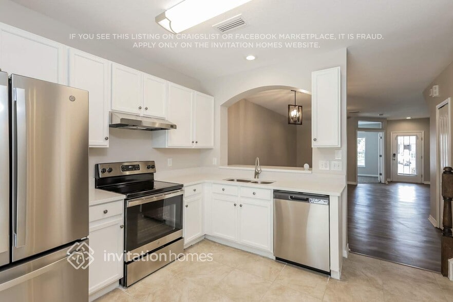 Building Photo - 15792 Fishhawk Falls Dr