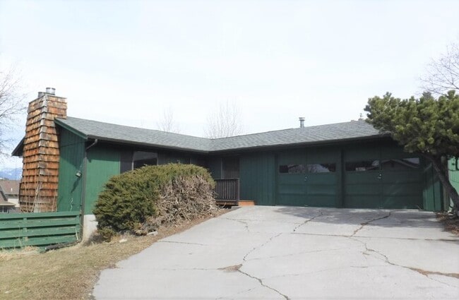 Primary Photo - 920 Parkview Way