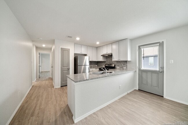 Building Photo - $300 OFF 1ST MONTH RENT IF YOU MOVE IN WIT...