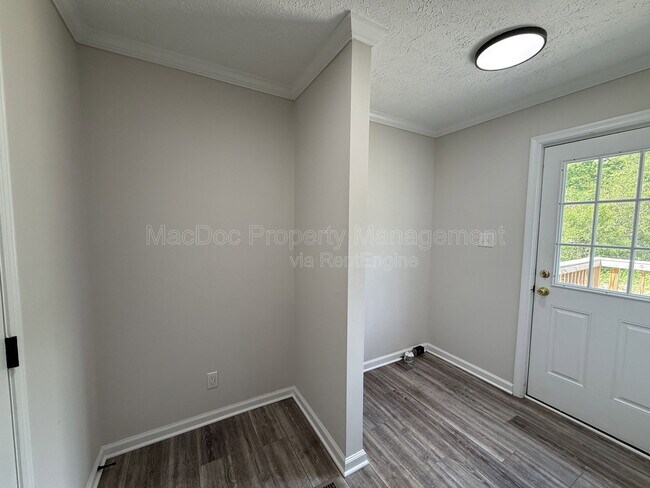 Building Photo - 10504 Benchmark Rd