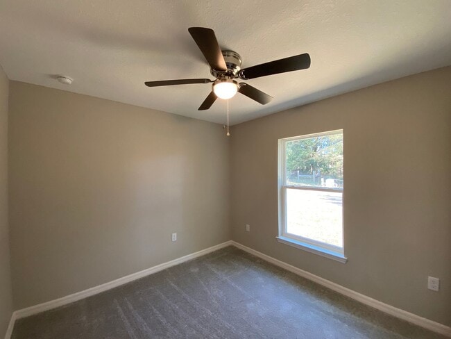 Building Photo - Custom Home - Desirable SE Ocala Neighborhood 3/2/2 **Won't Last**
