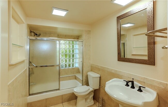 Building Photo - 1366 Nimrod St