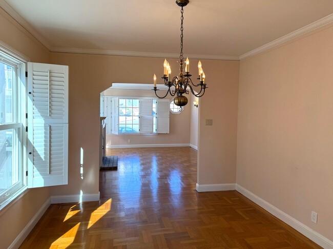 Building Photo - UPDATED BRIGHT 2000sf 4BR/2BA Monterey Hei...