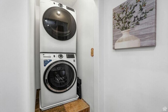 Building Photo - Scenic Mountain View Rental Minutes from Shopping & Trails!