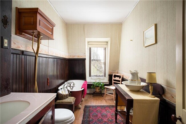 Building Photo - 138 Elm Dr