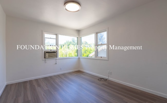 Building Photo - Bright & Spacious 2BD/1BA Upper-Level Duplex in Gerstle Park!  FOUNDATION