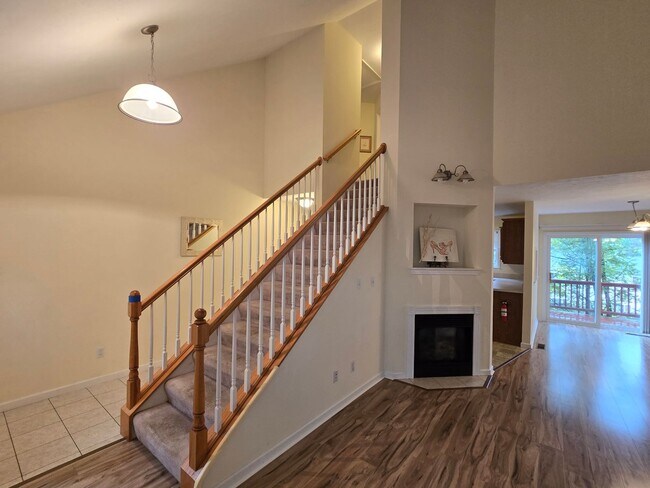 Building Photo - Charming Townhome in Park Forest Village -...