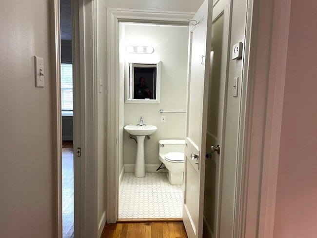 Building Photo - 835 W 41st St