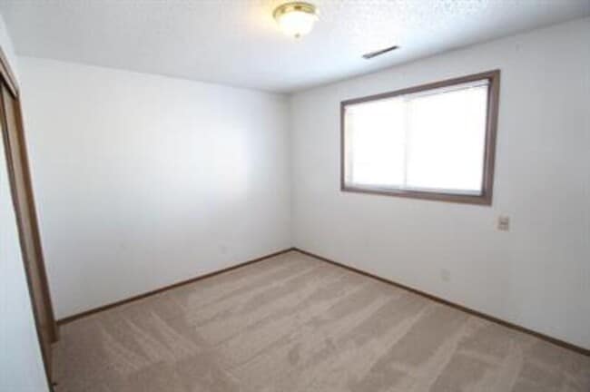 Building Photo - 481 Lindale Dr