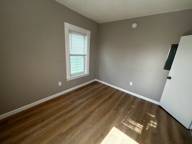 Building Photo - 465 Rimmon St