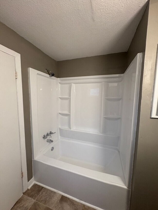 Building Photo - Spacious 4 Bed 2.5 bath Home Close to Fort...