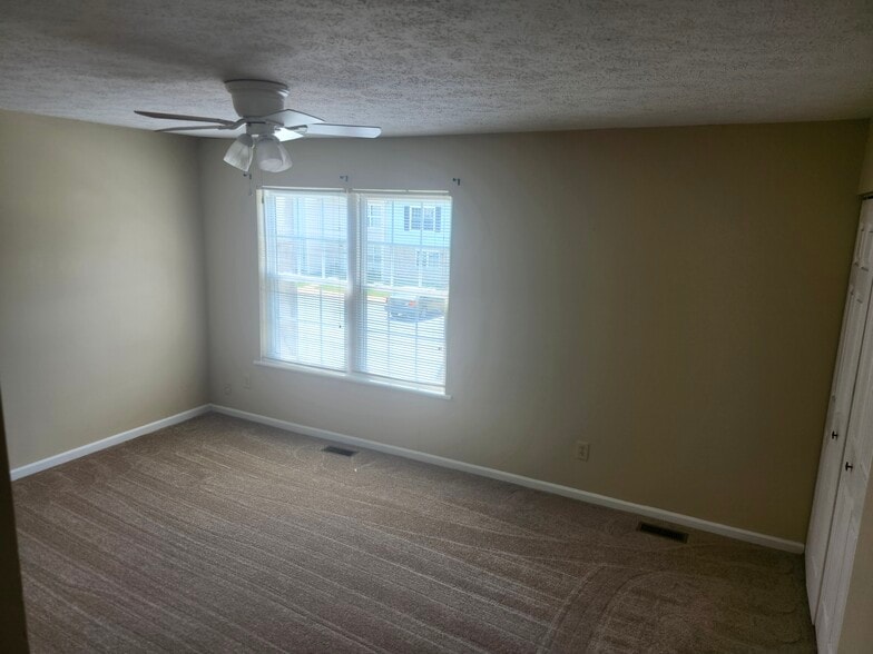 Large Master Bedroom - 12 Oneonta Dr