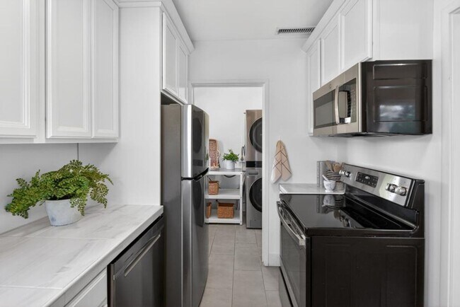 Building Photo - 2 bedroom | 1 bathroom | Single family in East Sac