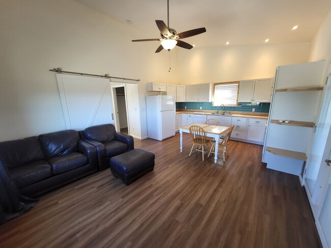 Building Photo - Private 1 Bedroom 1 Bathroom Home - Over 9...