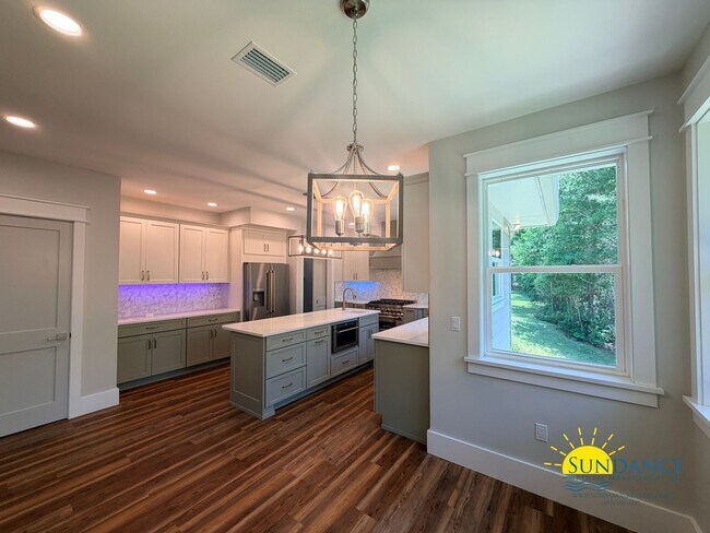 Building Photo - 5870 Saratoga Dr