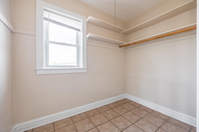 Building Photo - 1333 W Birchwood Ave