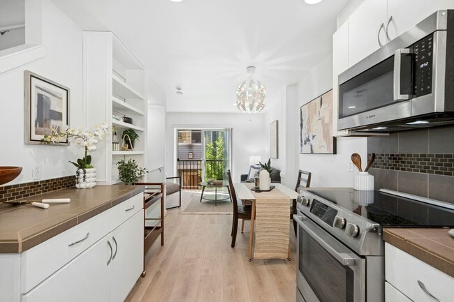 Building Photo - Columbia City Townhome