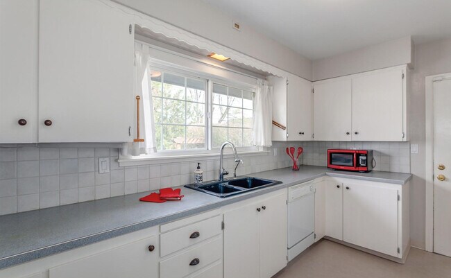 Building Photo - 3258 NE 78th Ave