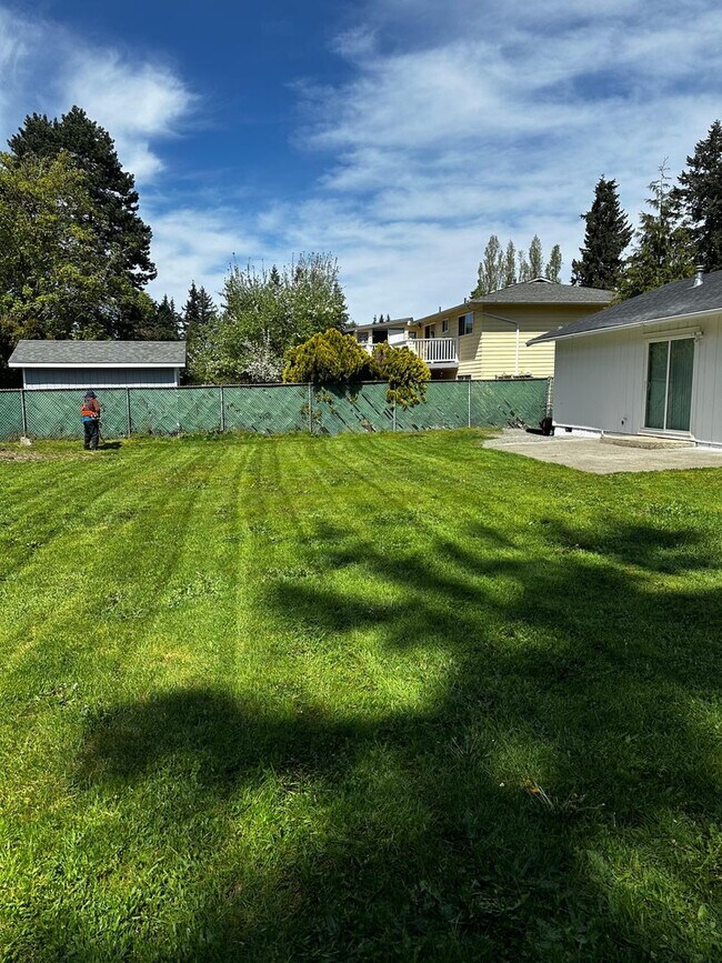 Building Photo - Ready to Move in Refreshed Ramber!