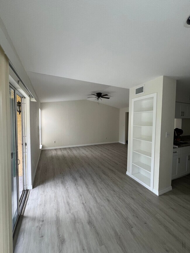 Building Photo - 899 Riverside Dr