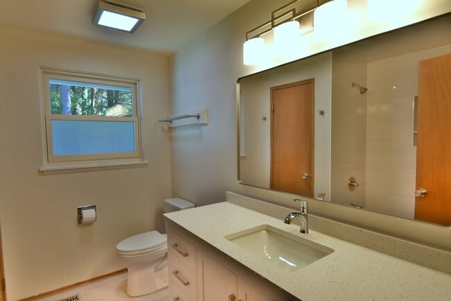 Building Photo - 5Bd/1.75Ba Mountlake Terrace House