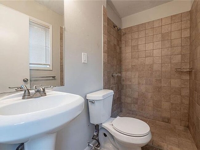 Building Photo - 1410 Willow Dr