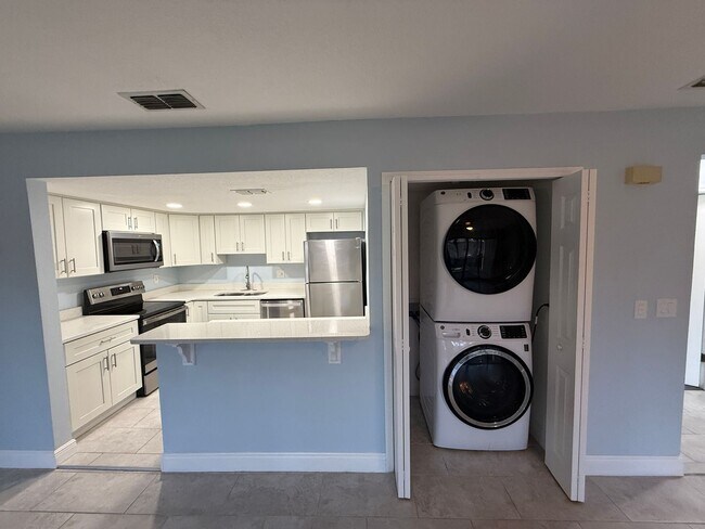 Building Photo - Charming 3 Bedroom 2 Bath Condo in Heart o...
