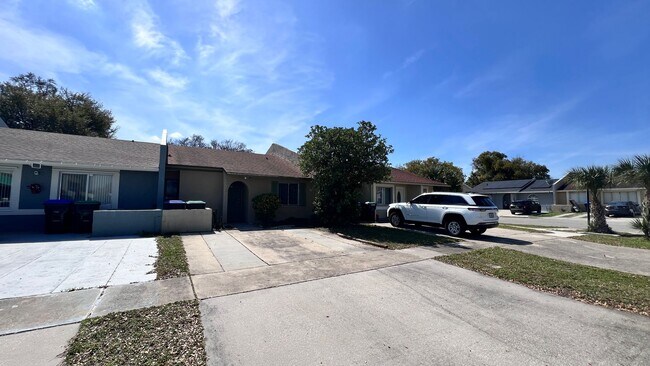 Building Photo - 2 Bedroom/1 Bath Townhome in Orlando!