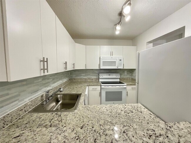 Building Photo - 9517 Fontainebleau Blvd