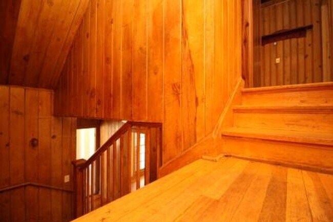 Building Photo - FOUR bedroom in Prime Location!