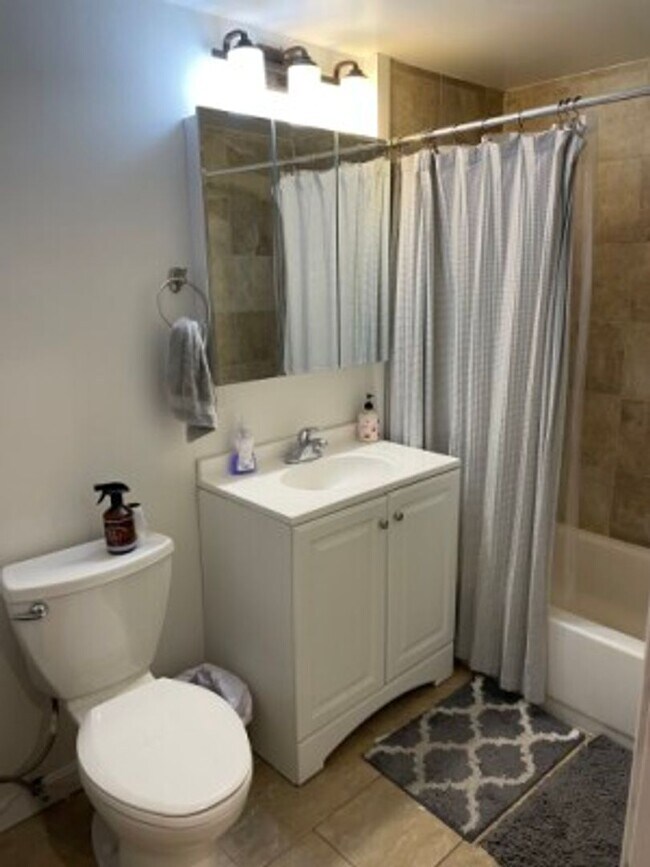 Building Photo - North End - 3 bedroom apartment (bi-level)...