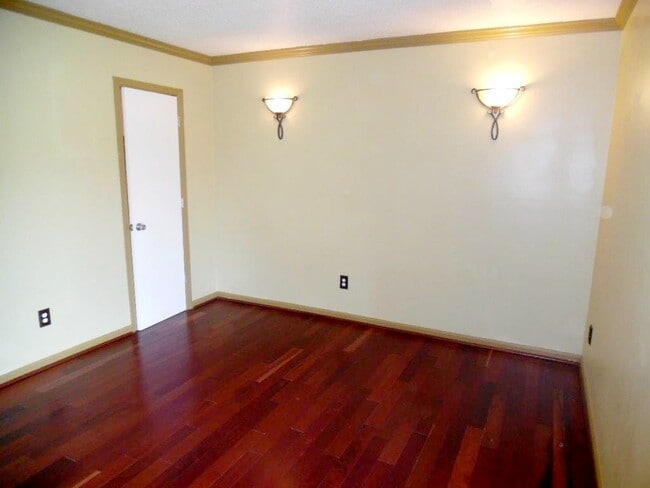 Building Photo - Great Curb Appeal, Location, and Price!