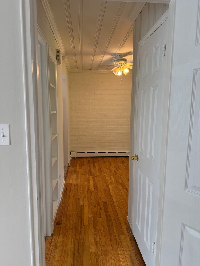 Building Photo - 1614 Beacon St