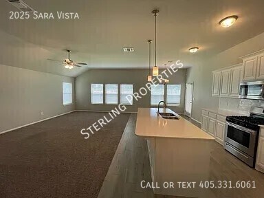 Building Photo - 2025 Sara Vista Dr