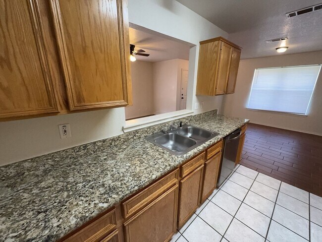 Building Photo - 914 McDaniel Cir