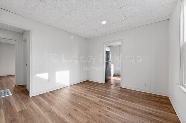 Building Photo - 604 Hart St