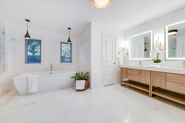 Building Photo - 6925 Tordera St