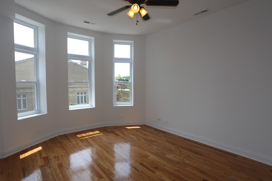 Building Photo - 1706 W Sunnyside Ave