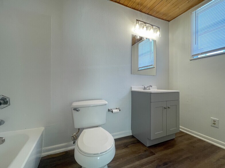 Building Photo - 3812 Pine Ave