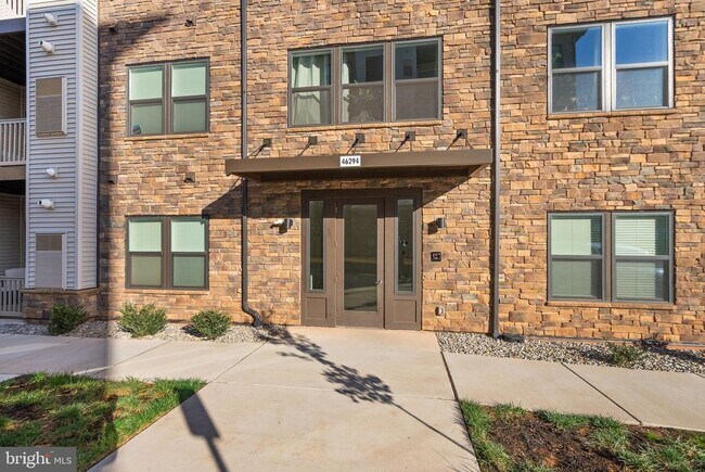 Building Photo - 46294 Mount Milstead Ter