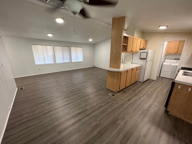 Building Photo - 845 W 8700 S
