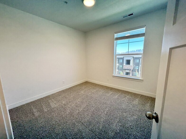 Building Photo - 13713 S Hanley Ln