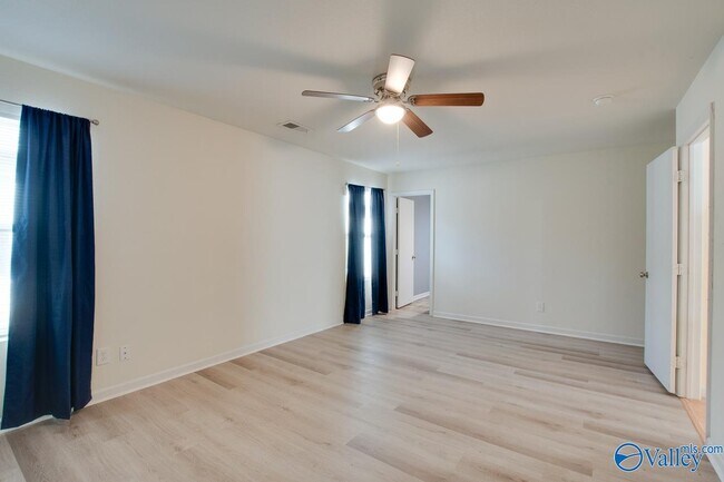 Building Photo - 198 Cloverbrook Dr